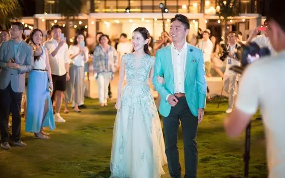 10月1日,沈南鹏参加了刘强东和奶茶妹妹的婚礼(图左侧站立风中的优雅男子)。
